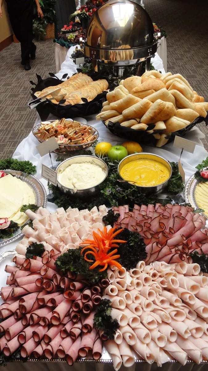 Buffet with sliced meats and appetizers — Traiteur Brazeau